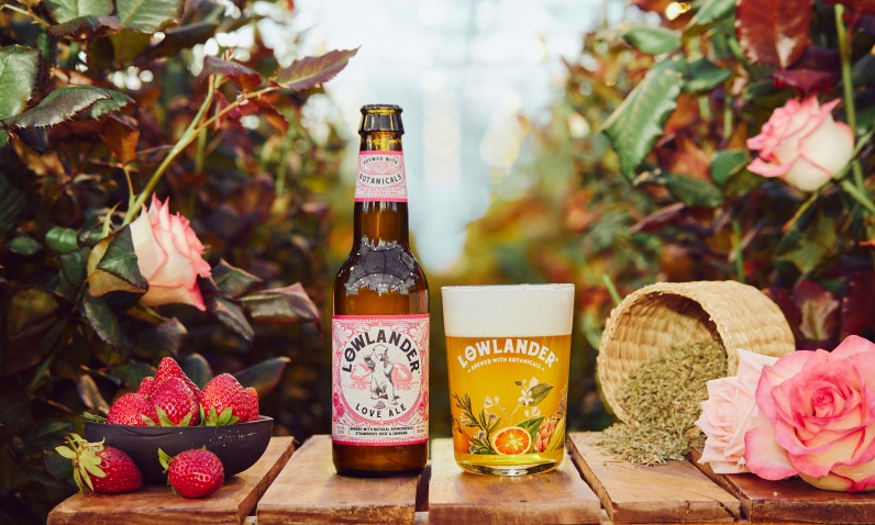 Lowlander Love Ale op tafel met rozen, aardbeien en damiana